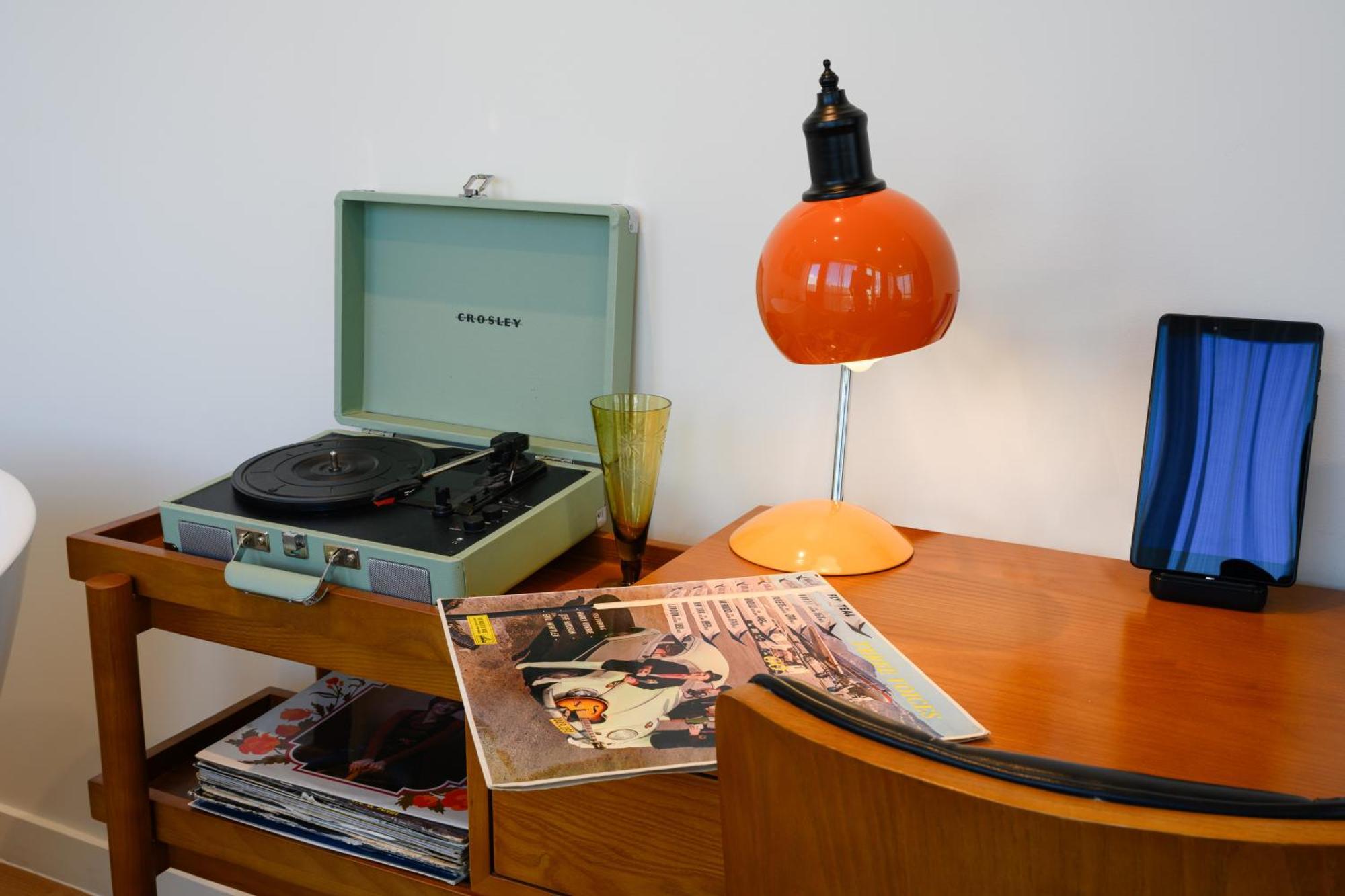 Ohtel Auckland Hotel ภายนอก รูปภาพ A portable record player