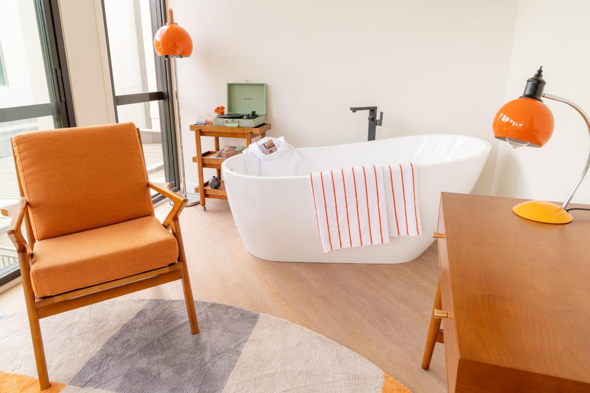 Ohtel Auckland Hotel ภายนอก รูปภาพ A freestanding bathtub