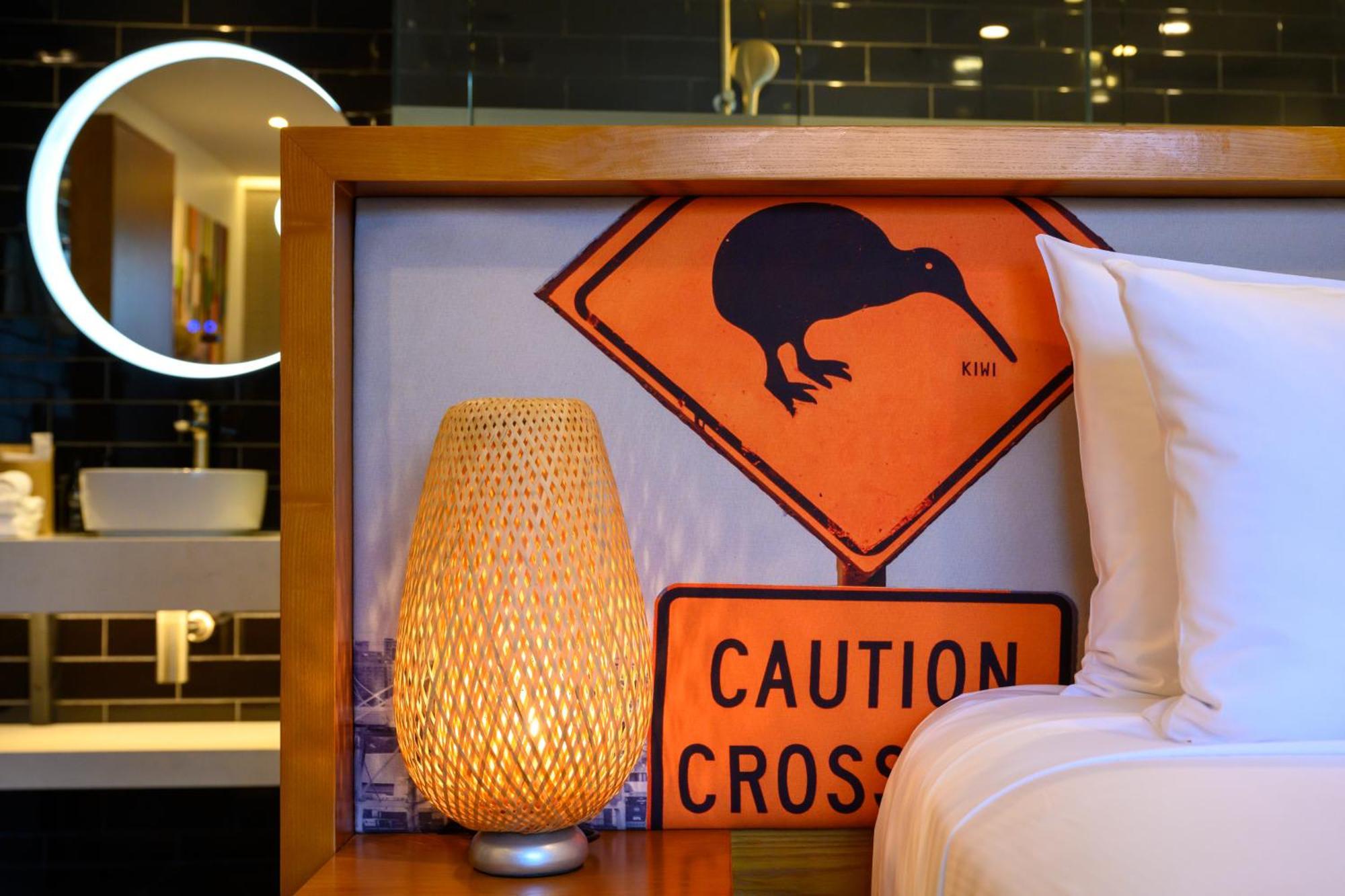 Ohtel Auckland Hotel ภายนอก รูปภาพ A warning sign for kiwis