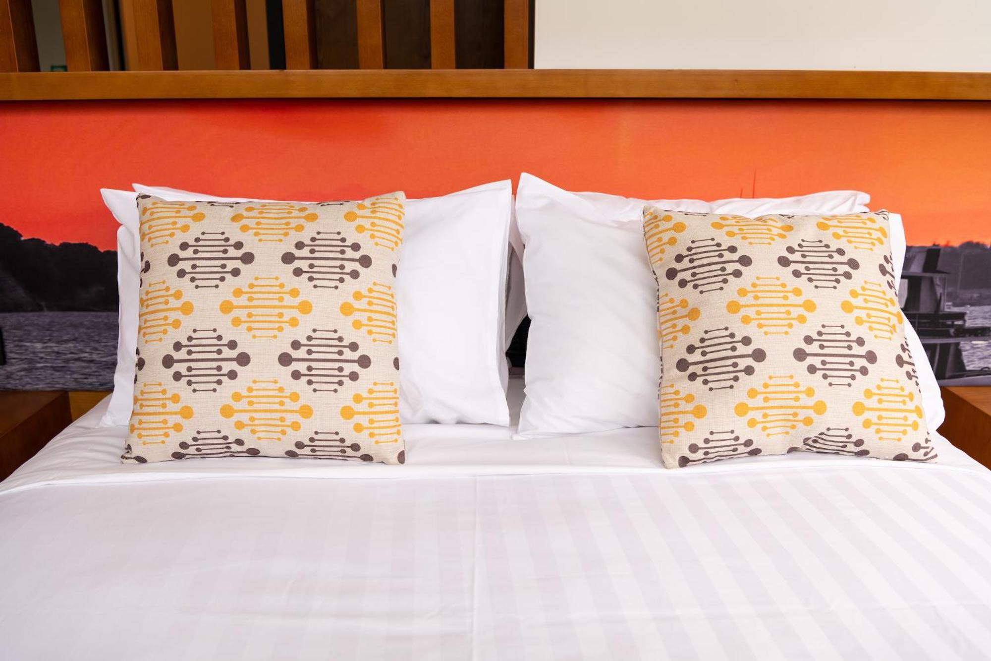 Ohtel Auckland Hotel ภายนอก รูปภาพ Two cushions on a bed