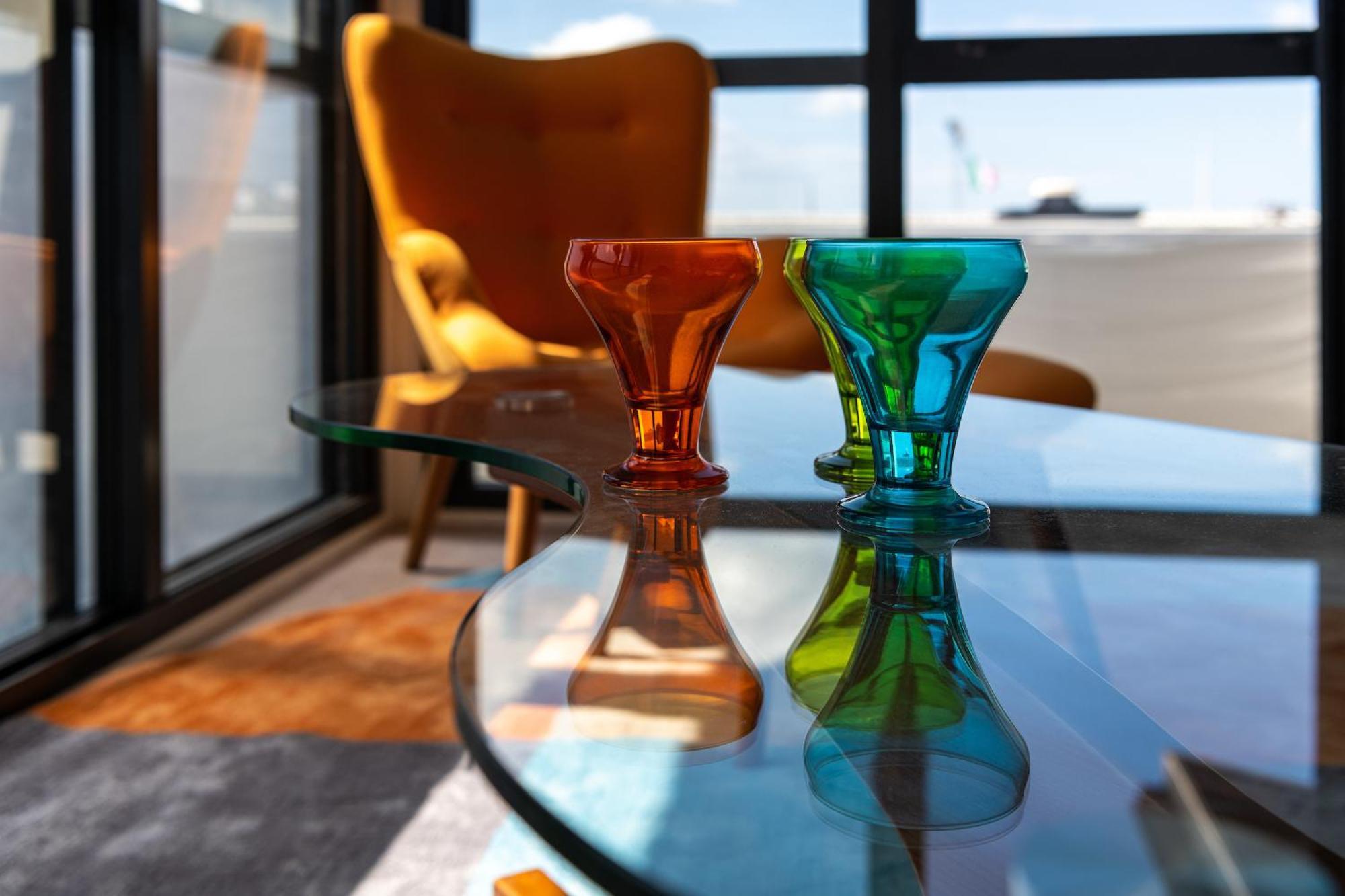 Ohtel Auckland Hotel ภายนอก รูปภาพ Vases by the artist