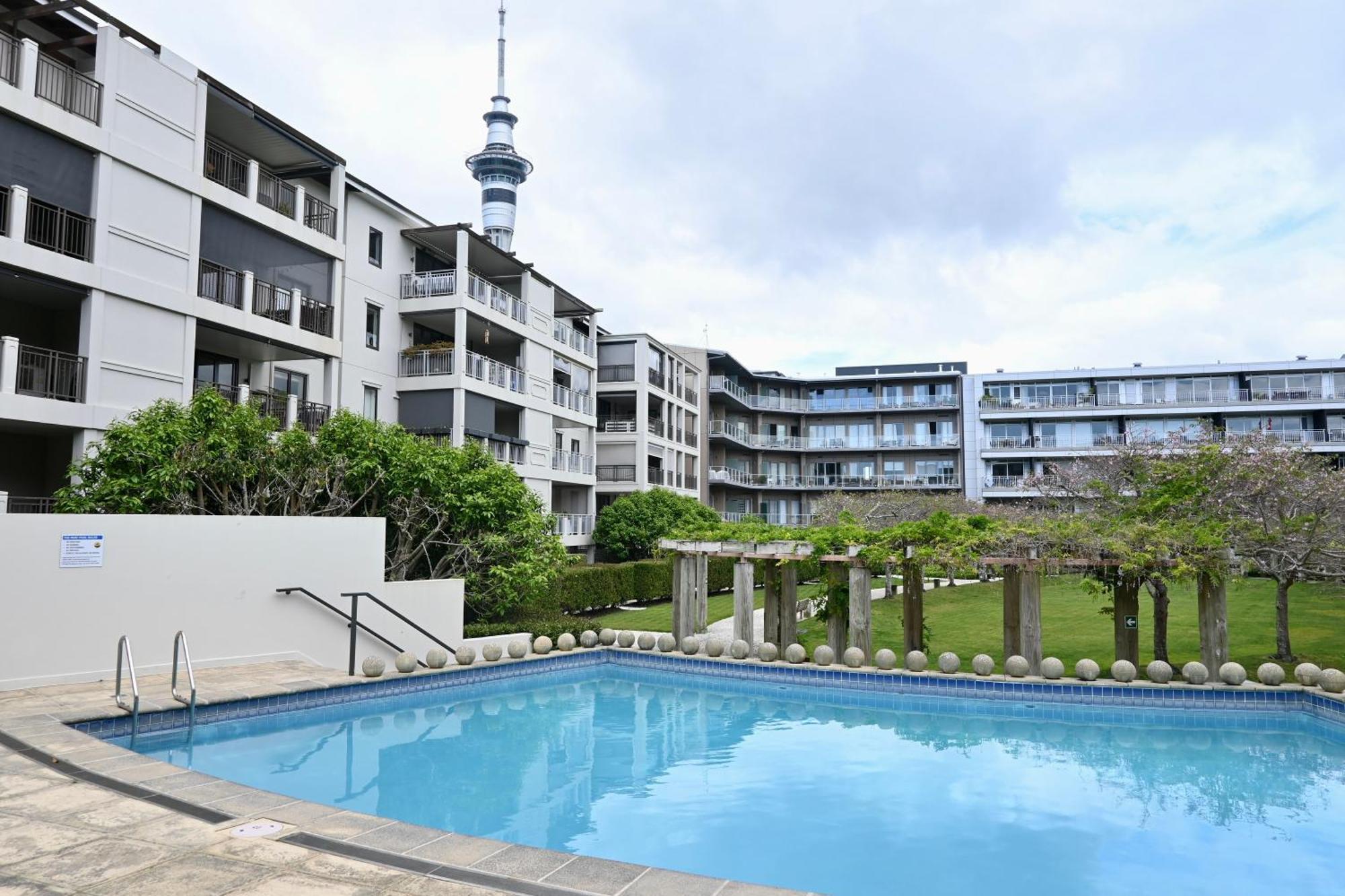 Ohtel Auckland Hotel ภายนอก รูปภาพ The swimming pool at the complex